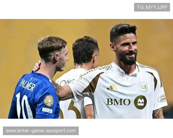 吉鲁角球点破对手禁区防线